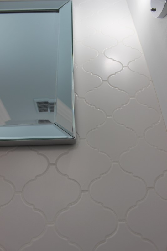 arabesque white tiles backsplash